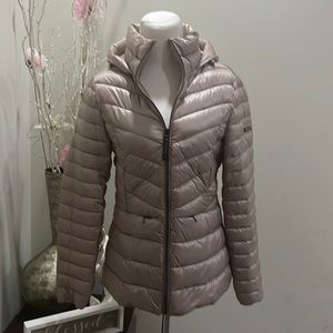 BCBGMAXAZRIA NWT bare pink feather free eco friendly fill + packable.